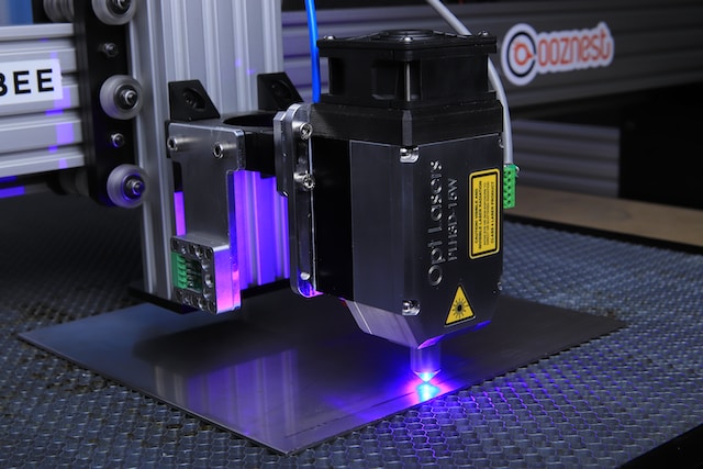 Lasermaschine, aus der rosa-blaues Licht dringt